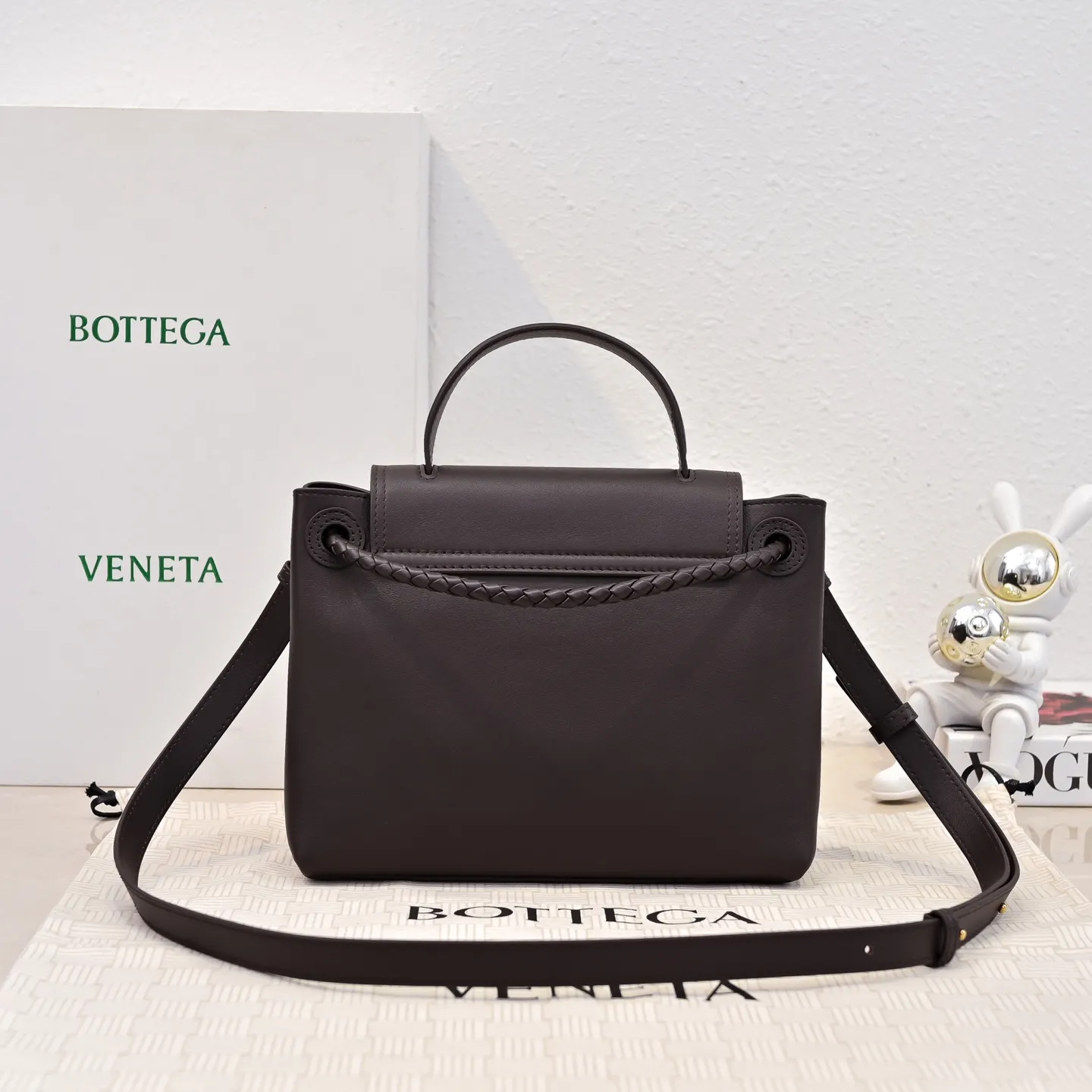 Batch 2060 #Bv New Small Ciao Ciao Handbag Who carried the cute little Ciao Ciao out on the street❣️Made of Dutch Silky Calf calfskin ~ silky to the touch. The leather is thick, and the suede lining is soft and comfortable. The relaxed feeling of stacked smooth leather, the representative woven element shoulder strap, and the perfect embellishment of golden buckles💥The unique bag shape is casual and exquisite, and super practical☄️Carry Ciao Ciao to accompany you in various occasions, and be the most stylish you🎀 Size: 26x19x10.5 Style No. 5835#